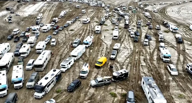 Fuertes lluvias atrapan a asistentes del Burning Man en el desierto de Nevada