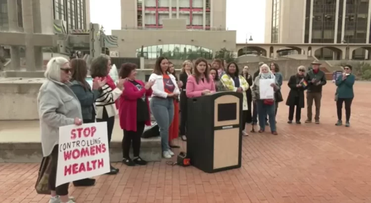 Activistas y Demócratas buscan restablecer el derecho al aborto