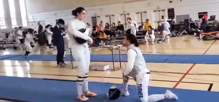 Stephanie Turner se nego a enfrentar a una rival transgénero en una competencia de esgrima en EU