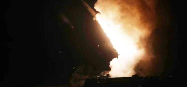Estados Unidos bombardea posiciones de Hutíes con fuerzas gubernamentales