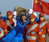 Astronautas chinos regresan a la Tierra tras seis meses en órbita