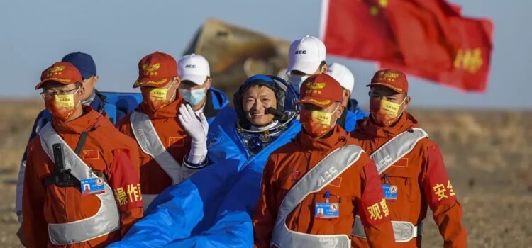 Astronautas chinos regresan a la Tierra tras seis meses en órbita