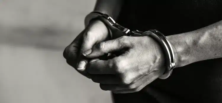 Pastor de 82 años arrestado en Arizona por supuestamente no denunciar denuncias de abuso