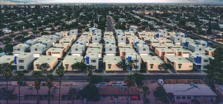 Construyen casas nuevas en el sitio de una ex escuela de Tucsón