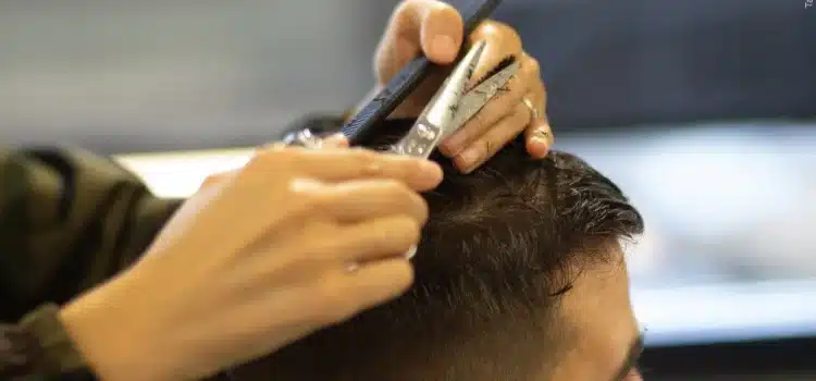 Tucson Credit Union ayuda a los niños con cortes de pelo y suministros gratuitos