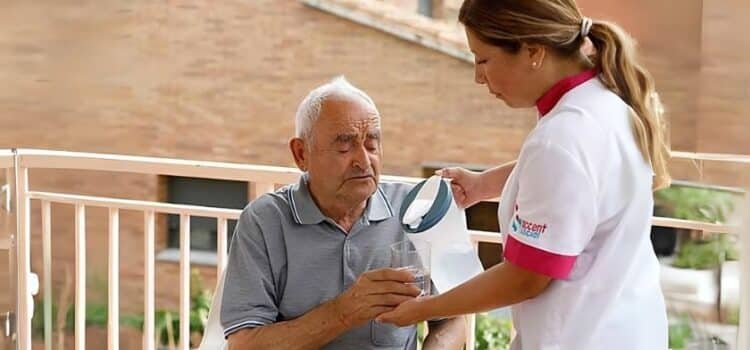 Los adultos mayores de Tucson superan el calor del verano con la ayuda de sus cuidadores