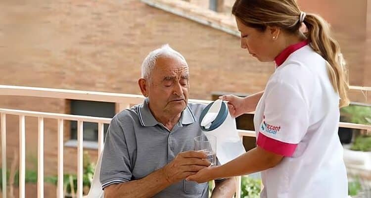 Los adultos mayores de Tucson superan el calor del verano con la ayuda de sus cuidadores