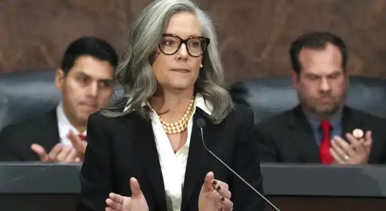 Gobierno de Arizona veta un proyecto de ley que prohíbe la enseñanza del antisemitismo y lo califica de ataque a los educadores.