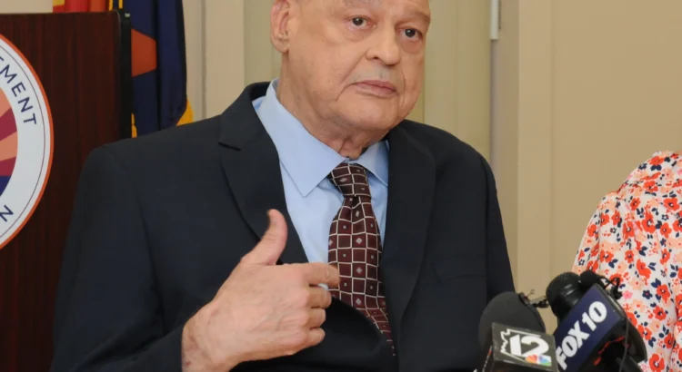 El director de las escuelas de Arizona lleva la lucha por el uso exclusivo del inglés a la Corte Suprema de Arizona
