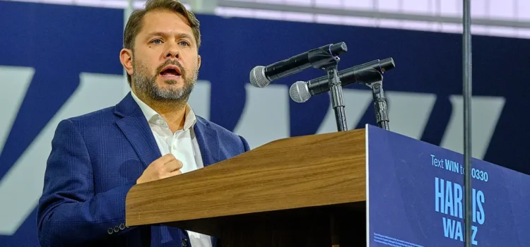 Rubén Gallego escucha a líderes de Tucson: educación y costos de vida