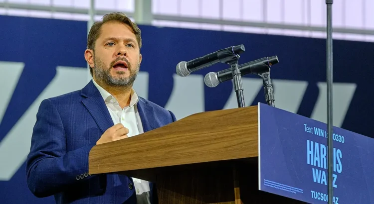 Rubén Gallego escucha a líderes de Tucson: educación y costos de vida