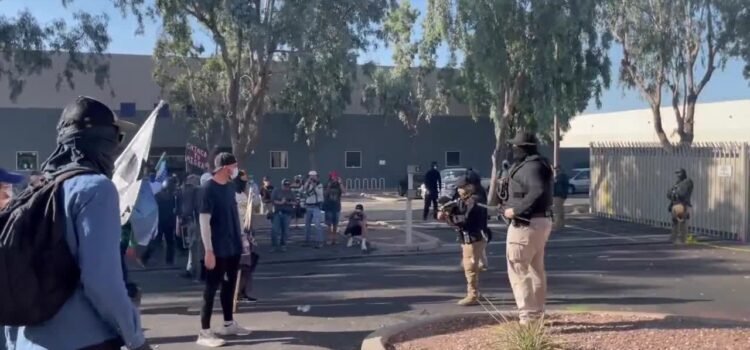 Los tucsonenses realizan una vigilia frente a la oficina de campo de ICE