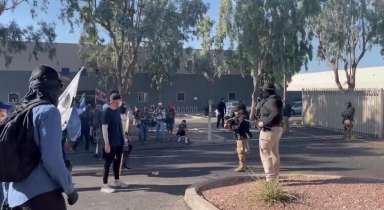 Los tucsonenses realizan una vigilia frente a la oficina de campo de ICE