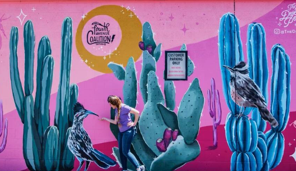 Comunidad bienvenida a unirse al evento mural en Tucson con el artista Pen Macias