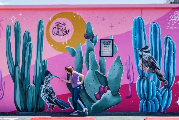 Comunidad bienvenida a unirse al evento mural en Tucson con el artista Pen Macias Comunidad bienvenida a unirse al evento mural en Tucson con el artista Pen Macias