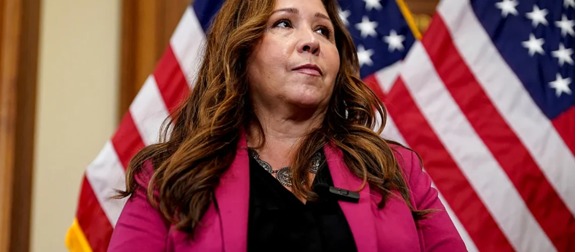 La demócrata de Arizona, Adelita Grijalva, juró su cargo tras una polémica demora de siete semanas.