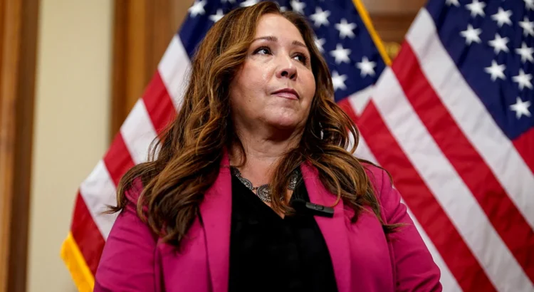 La demócrata de Arizona, Adelita Grijalva, juró su cargo tras una polémica demora de siete semanas.