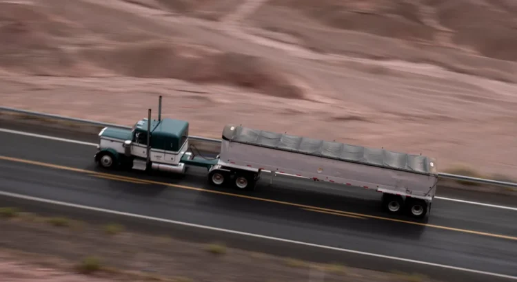 Residentes están preocupados por los camiones que transportan mineral de uranio. Residentes están preocupados por los camiones que transportan mineral de uranio.