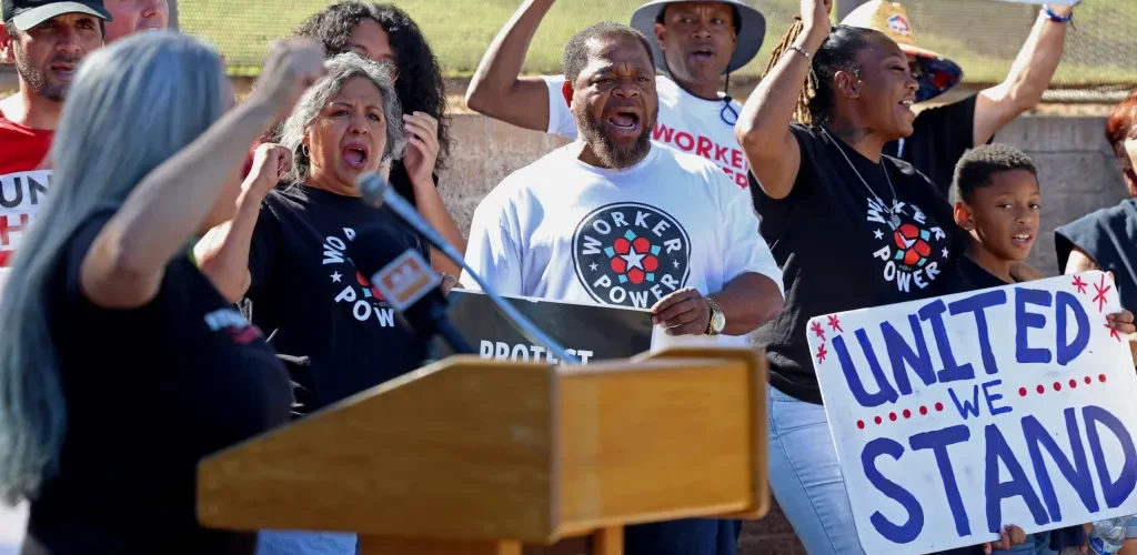 Veteranos de Arizona protestan contra los recortes de personal federal