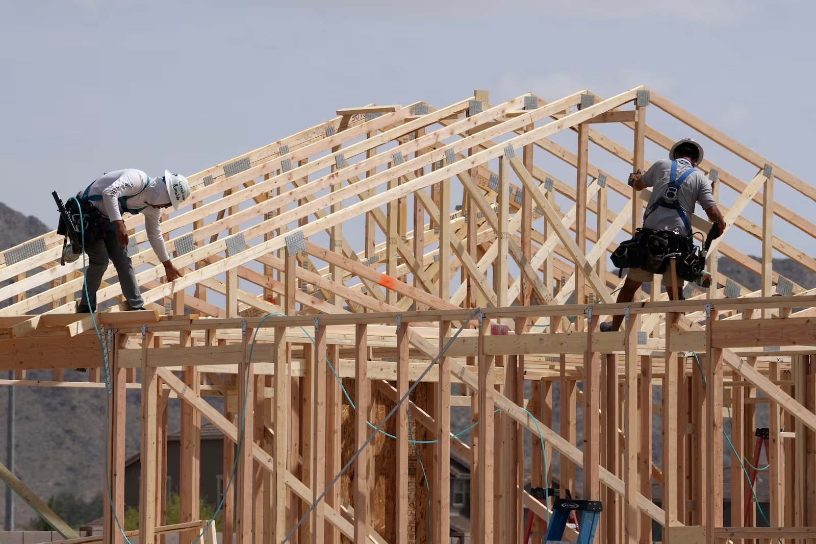 La visión de Trump para la vivienda encuentra obstáculos en Arizona.