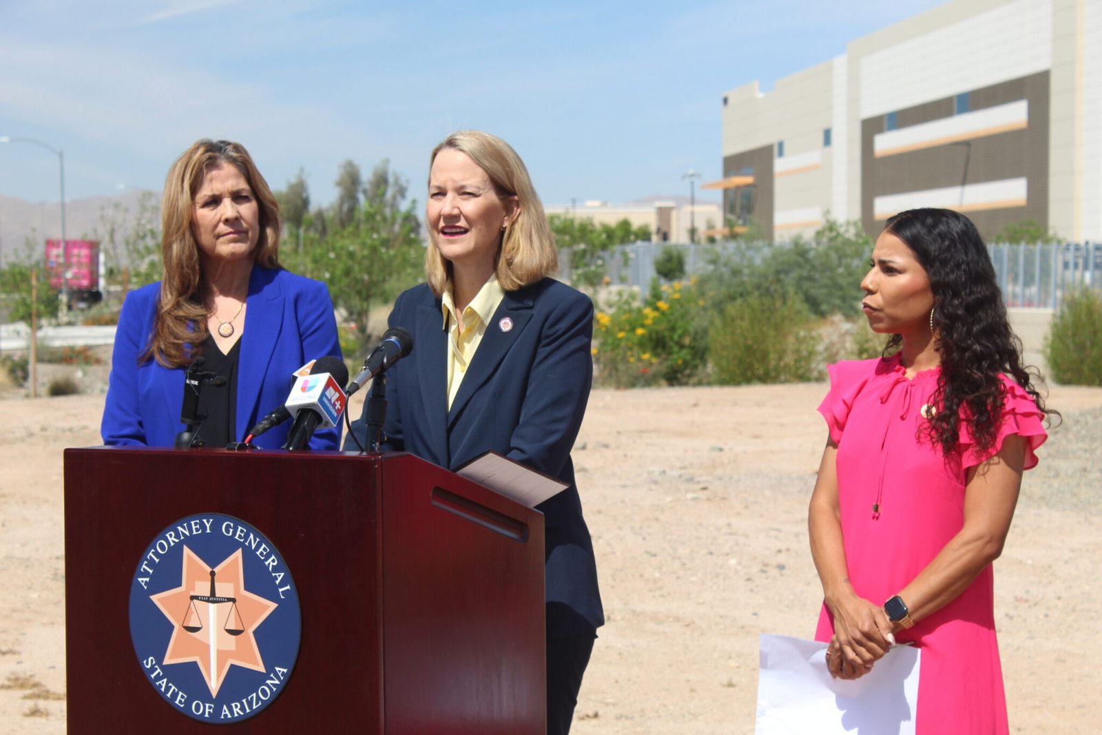 El fiscal general quiere detener todos los proyectos de centros de datos en Arizona.